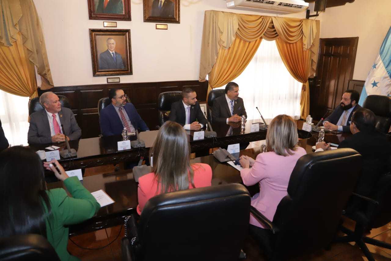 Presidente Redondo recibió al presidente de la Cámara de Representantes de Puerto Rico y al secretario ejecutivo de Foprel 